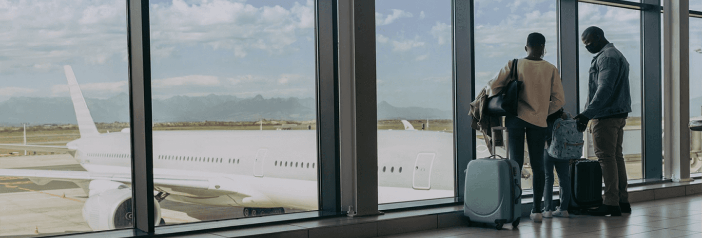 Voyageur consultant son visa